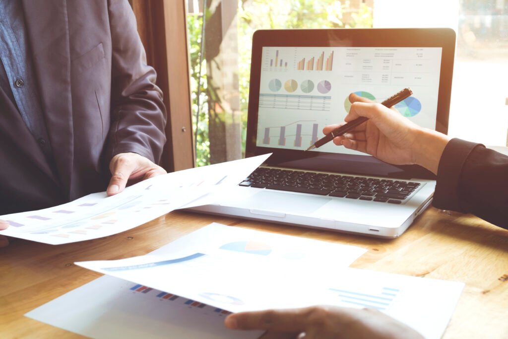 Femme conseillant l'audit